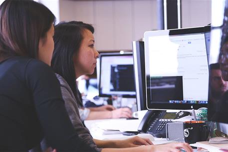 Trabajadoras en una oficina