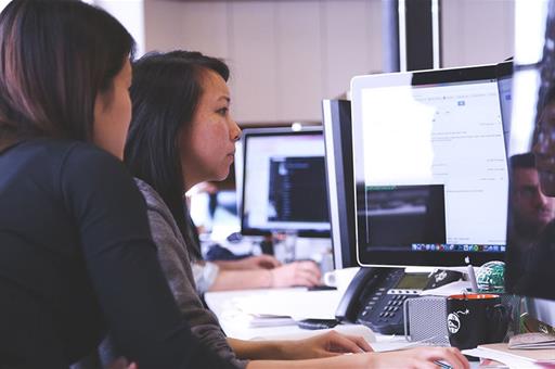 Trabajadoras en una oficina