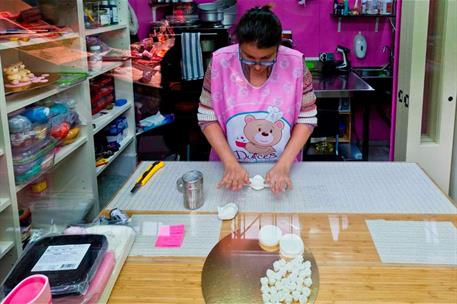 Empleada, en su puesto de trabajo