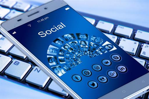 Teléfono móvil con logotipos de redes sociales