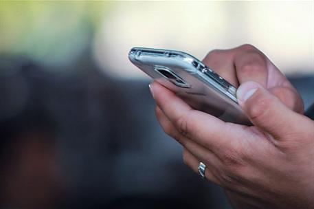 Persona manejando un teléfono móvil