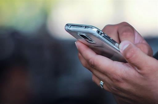 Persona manejando un teléfono móvil