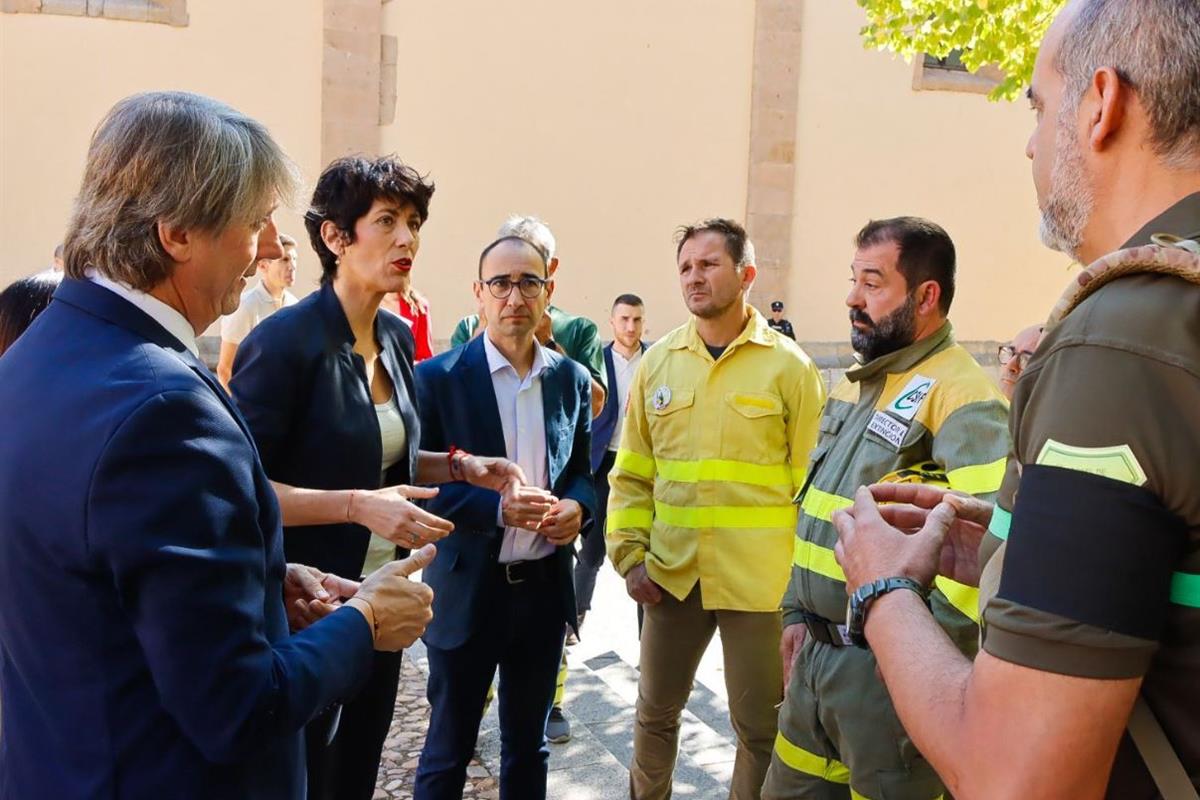 La ministra de Inclusión, Seguridad Social y Migraciones de España, Elma Saiz, junto a los representantes de los bomberos 