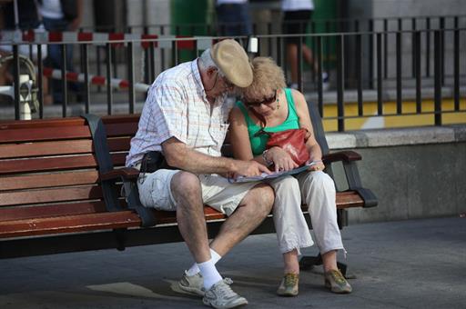 Dos personas jubiladas, en un banco. 