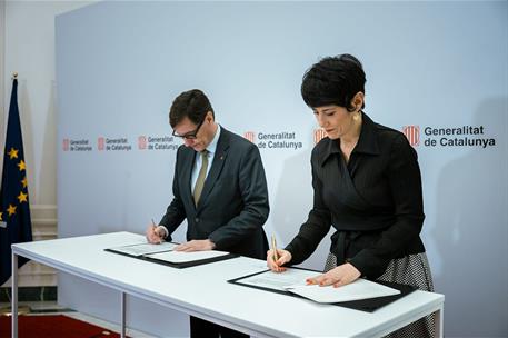 La ministra de Inclusión, Seguridad Social y Migraciones, Elma Saiz, y el presidente de la Generalitat, Salvador Illa