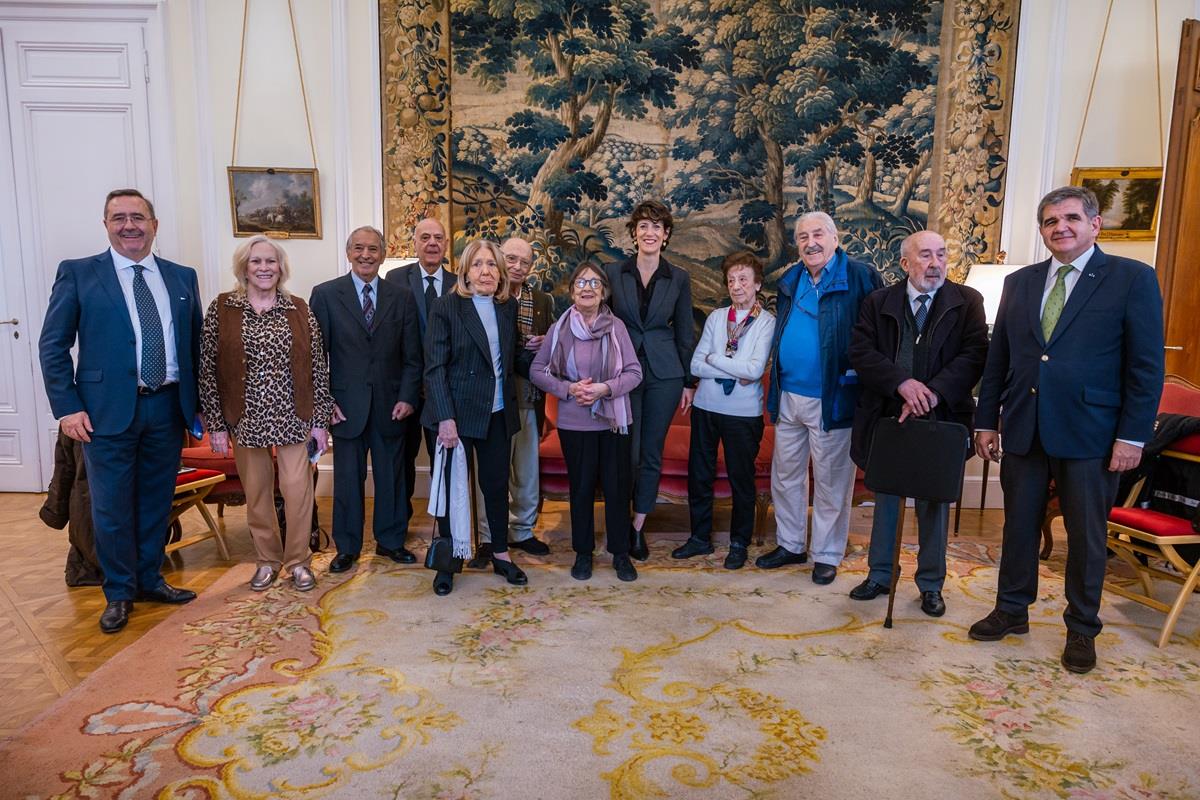 La ministra de Inclusión, Seguridad Social y Migraciones, Elma Saiz, junto a un grupo de residentes españoles en Argentina