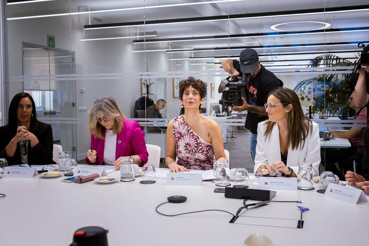 La ministra de Inclusión, Seguridad Social y Migraciones, Elma Saiz, en la reunión