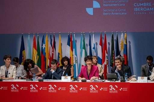 El titular de Derechos Sociales, Consumo y Agenda 2030,Pablo Bustinduy,y la titular de Inclusión, Seguridad Social y Migraciones