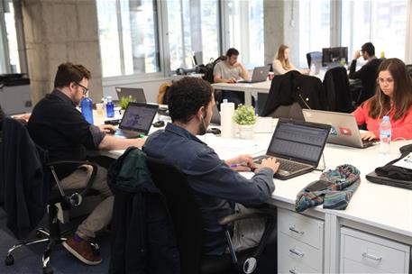 Trabajadores en una oficina.