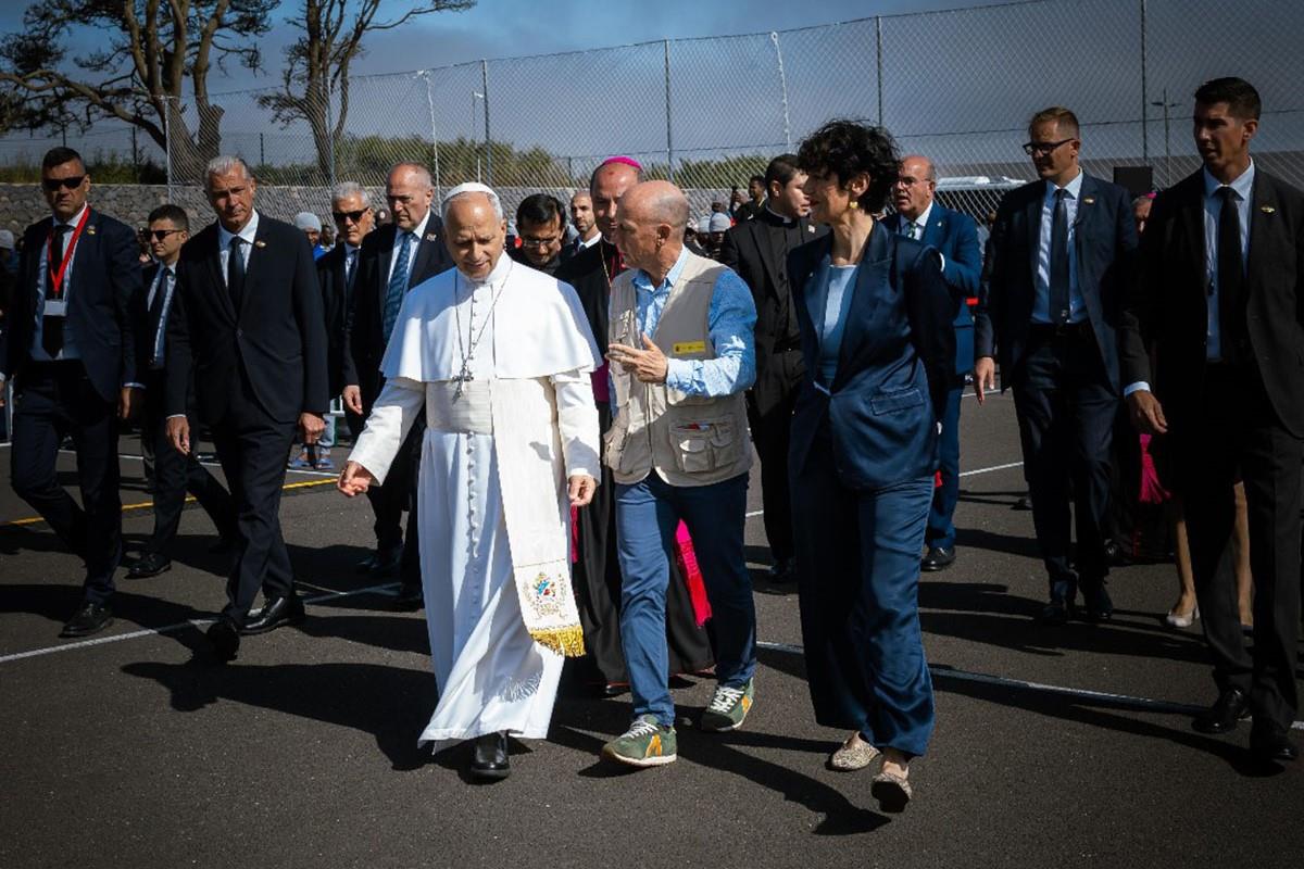 La ministra Elma Saiz y el papa León XIV visitan el centro 