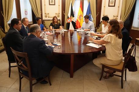 La ministra Elma Saiz mantiene una reunión con el presidente de Ceuta, Juan Jesús Vivas