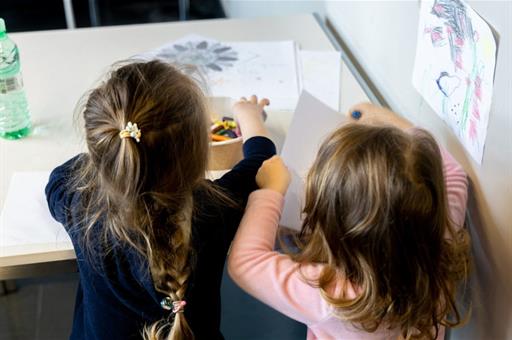 Menores jugando y pintando