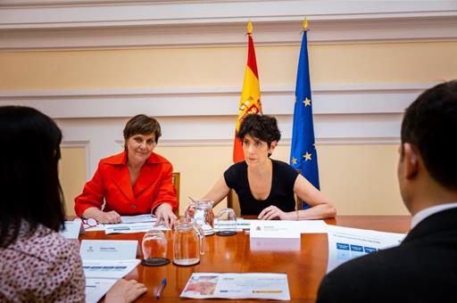 La minstra de Inclusión, Seguruidad Social y Migraciones y portavoz del Gobierno, Elma Saiz, durante una reunión