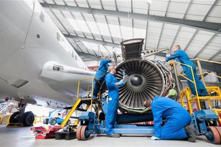 Técnicos de mantenimiento de aeronaves trabajando.