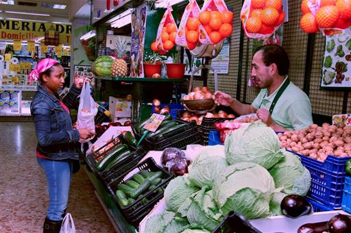 Mujer comprando en frutería