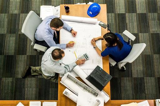 Profesionales de la construcción trabajando sobre un proyecto