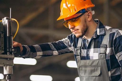 Trabajador utilizando una máquina