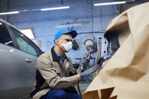 Trabajador del sector del automóvil durante su jornada laboral