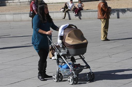 Mujer paseando a un bebé
