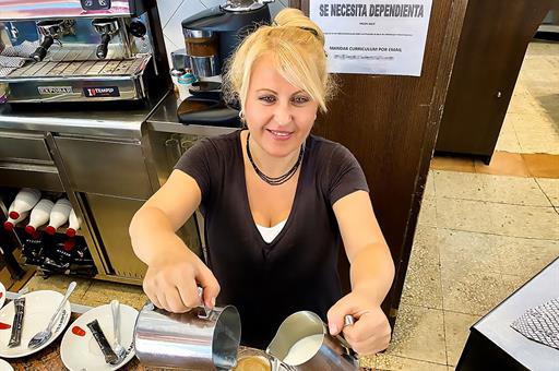 mujer trabajando en hosteleria