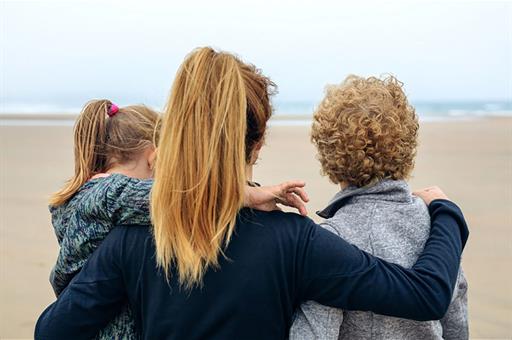 Una mujer con sus dos hijos