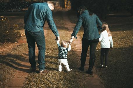 Una familia en una jornada de paseo por el parque