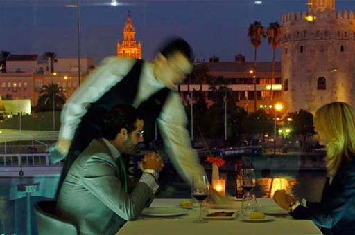 Trabajador de la hostería atendiendo una mesa