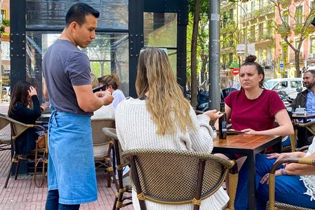 16/06/2025. Waiter working. Waiter working