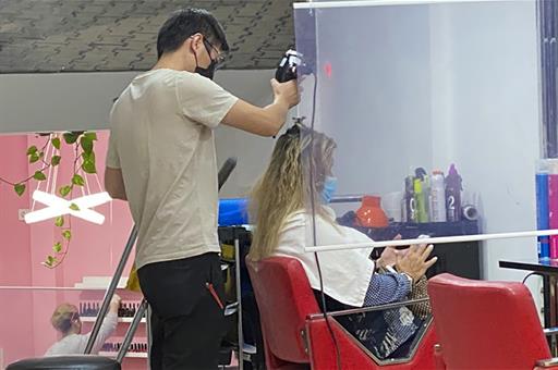 Peluquero trabajando