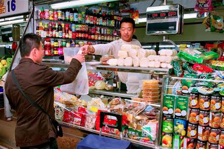 17/12/2025. Worker of Asian origin in a store