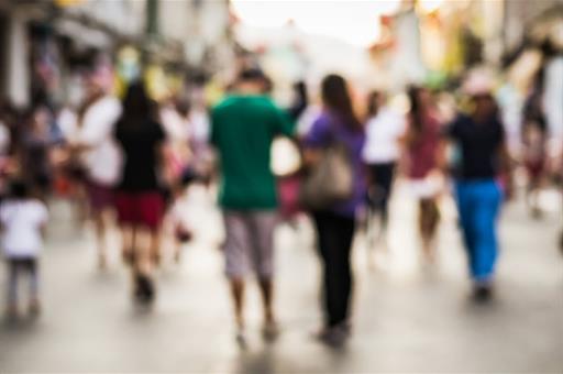 Gente caminando por una calle comercial