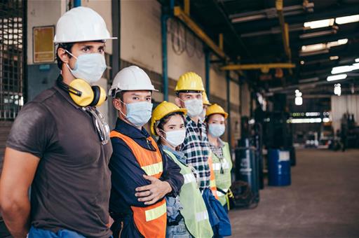 Trabajadores de diferentes nacionalidades