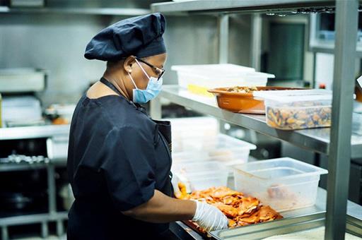 Trabajadora durante su jornada laboral en la cocina de un restaurante