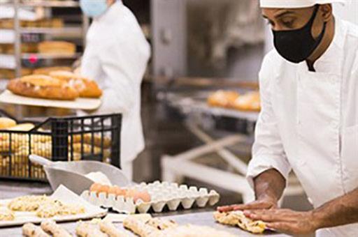 Pastelero durante su jornada laboral