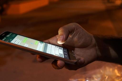 Persona usando teléfono móvil