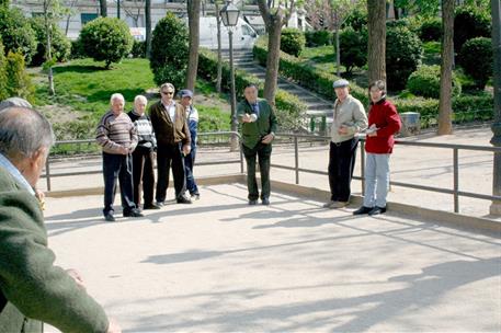 Jubilados practicando juegos