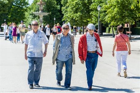 Un grupo de señores paseando.