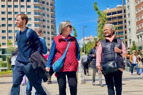 Pensionistas paseando