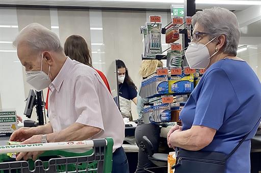 Dos personas mayores haciendo la compra