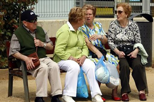 Pensionistas charlando en un parque