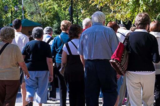 Pensionistas paseando por un parque