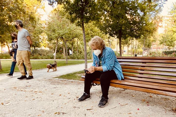 27/10/2020. Pensionista en un parque