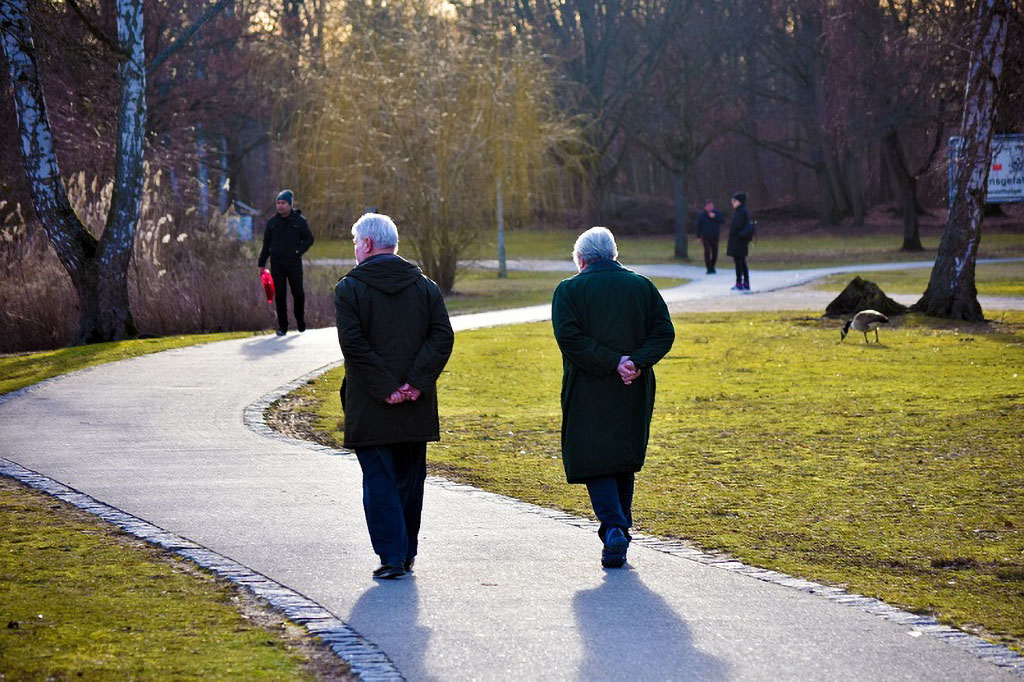 Pensionistas paseando por un parque