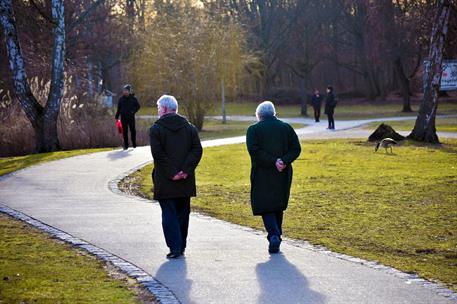 Pensionisteas paseando por un parque