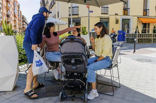 Un padre y tres madres en un parque con sus bebés