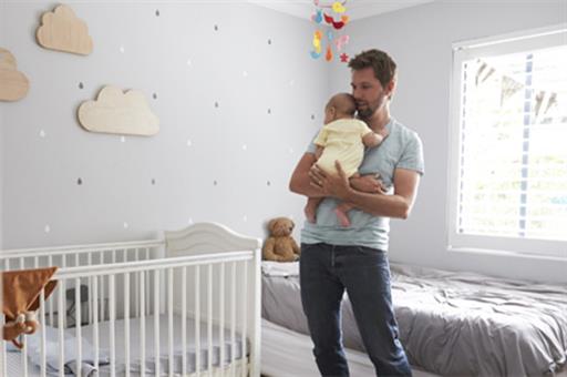 Padre disfrutando del permiso por paternidad cuidando a su bebé