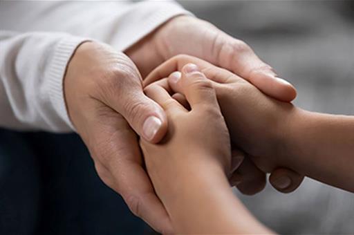 30/11/2022. Un padre sujetando las manos de su hijo. Un padre sujetando las manos de su hijo.