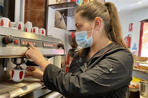 Trabajadora autónoma durante su jornada laboral