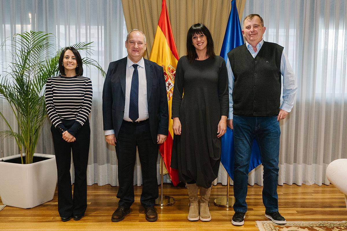 El ministro de Industria y Turismo, Jordi Hereu, junto a los responsables de Comisiones Obreras.
