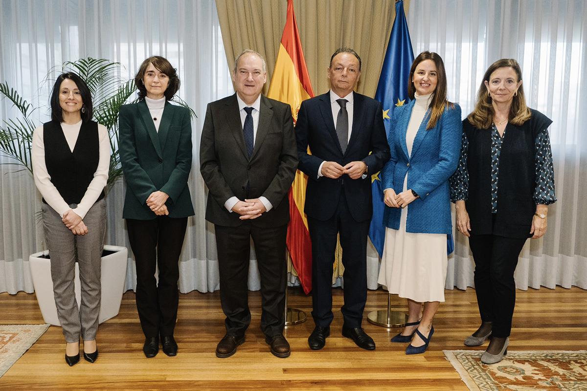 El ministro de Industria y Turismo, Jordi Hereu, con los representantes de la CEOE.